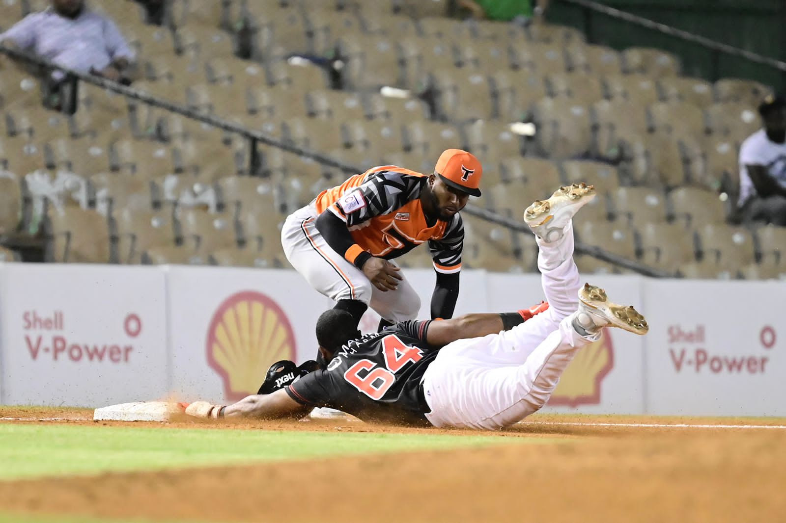 Leones vencen a los Toros en el Quisqueya - Toros del Este