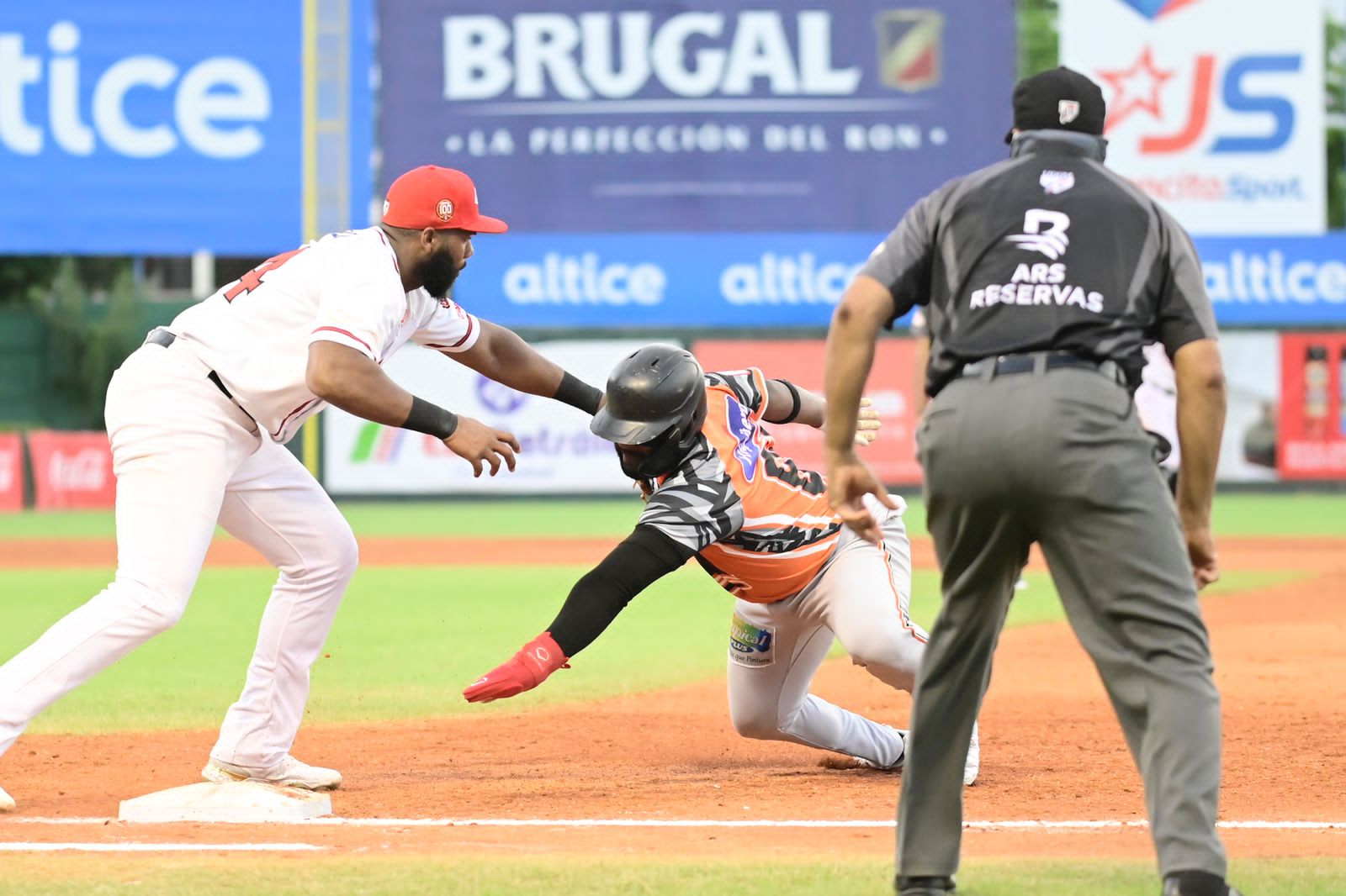 Leones se imponen a los Toros en el Quisqueya - Toros del Este