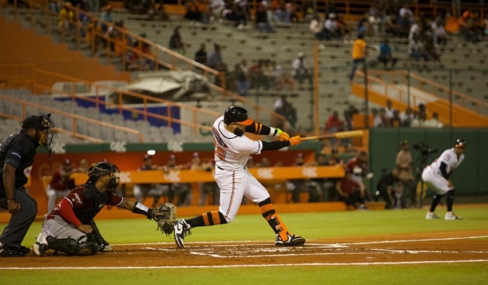 Toros ganan 3º seguido con jonrón de Rivera y hermético bullpen