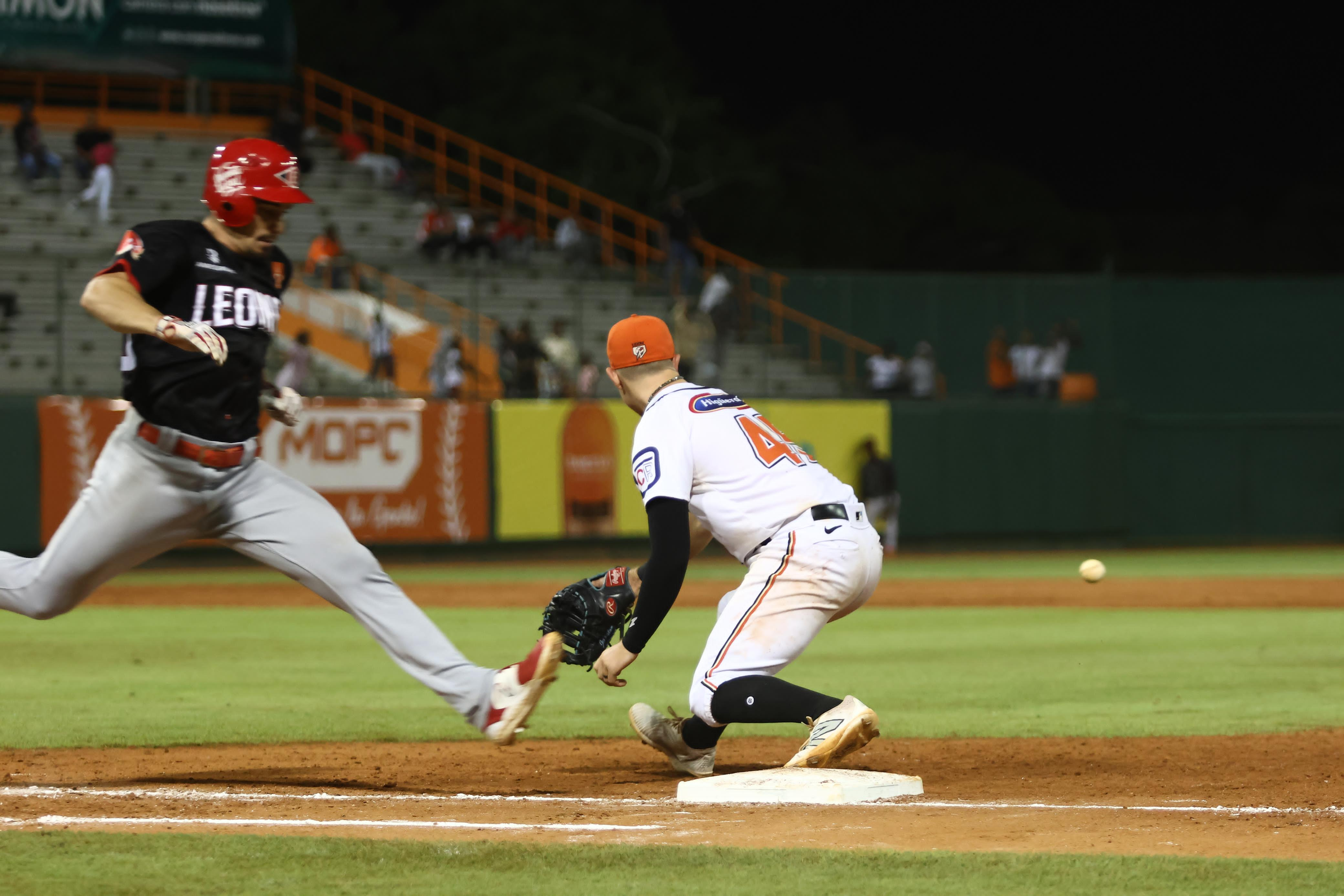 Johnston y Liberato jonronean en revés Toros ante Leones