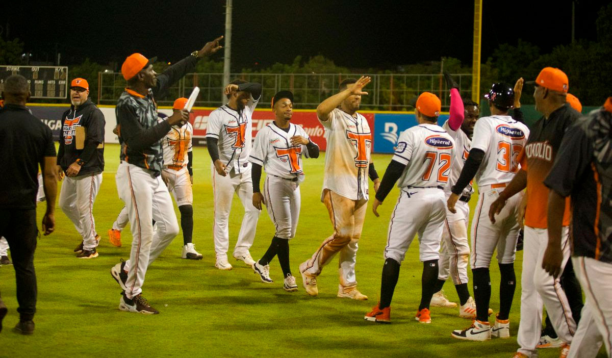 Toros ganan dejando a las Águilas en el terreno