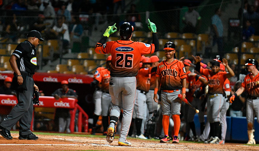 Rivera y Dermody conducen victoria Toros sobre Licey