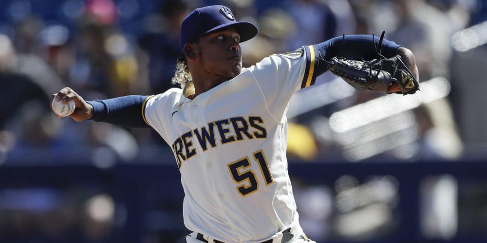 Freddy Peralta busca inscribir su nombre entre los pocos dominicanos con 20 victorias en Grandes Ligas.