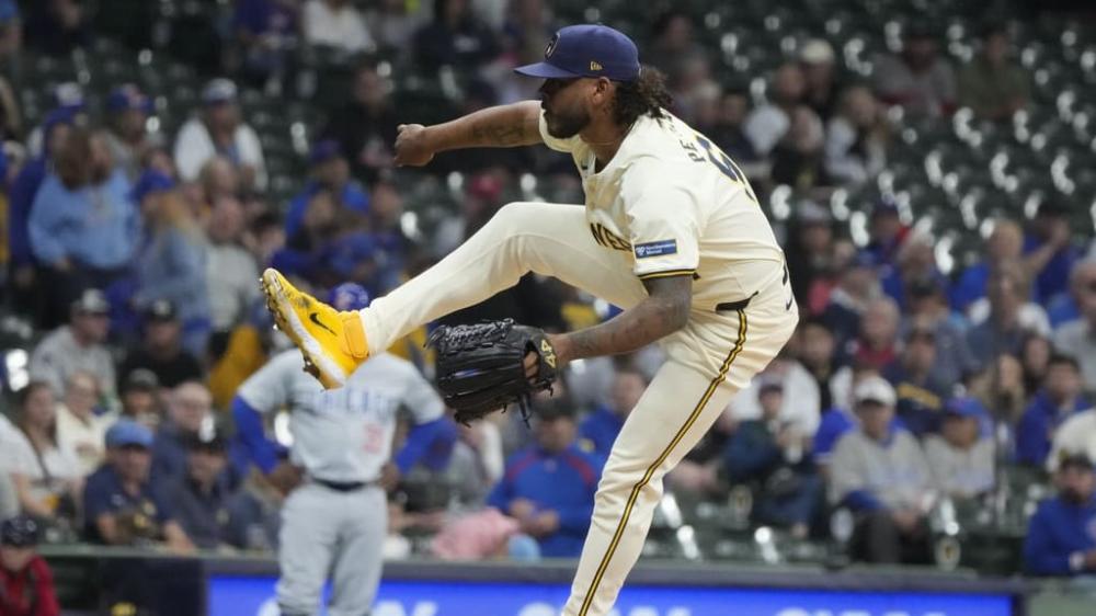 Freddy Peralta, as de los Cerveceros de Milwaukee, en plena acción durante su más reciente salida en la que volvió a brillar desde el montículo.