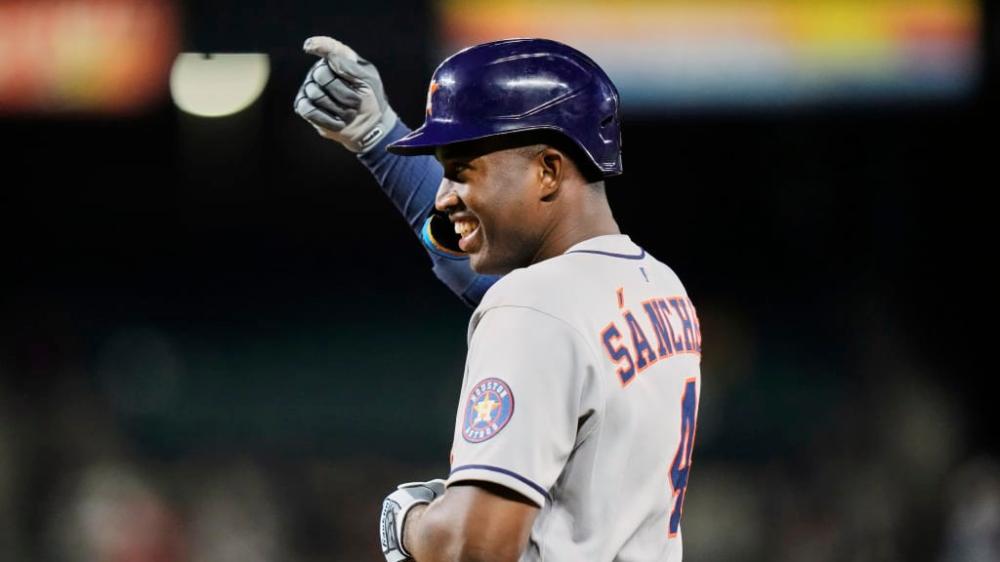 Jesús Sánchez celebra durante la victoria de los Astros frente a los Orioles, tras romper su mala racha con una noche perfecta de 5-5 en el Oriole Park de Camden Yards.