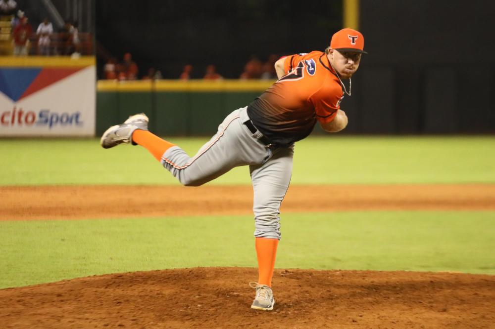 Joe Corbett durante una de sus presentaciones con los Toros del Este, donde destacó como uno de los brazos más efectivos del bullpen.
