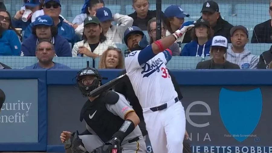 Teóscar Hernández observa la trayectoria de la pelota tras conectar un sólido batazo con el uniforme de los Dodgers.