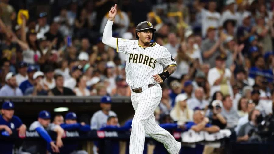 Manny Machado celebra tras conectar un jonrón con los Padres de San Diego, reafirmando su lugar entre la élite de la liga.