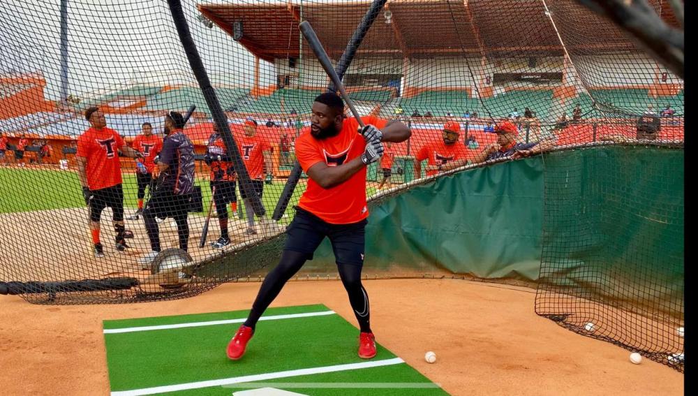 Sandber Pimentel se prepara en la jaula de bateo durante los entrenamientos de los Toros del Este en el Estadio Francisco Micheli, en La Romana.