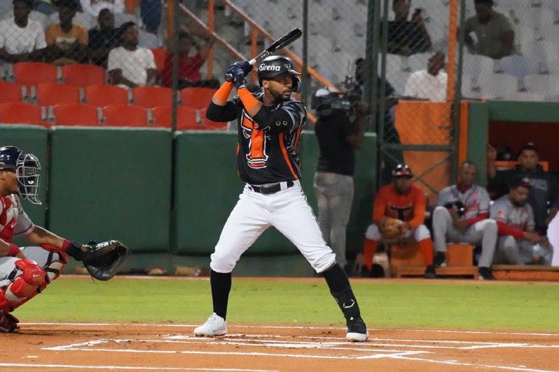 Gilberto Celestino en acción con el uniforme de los Toros del Este, equipo al que regresa tras el cambio desde las Águilas Cibaeñas.