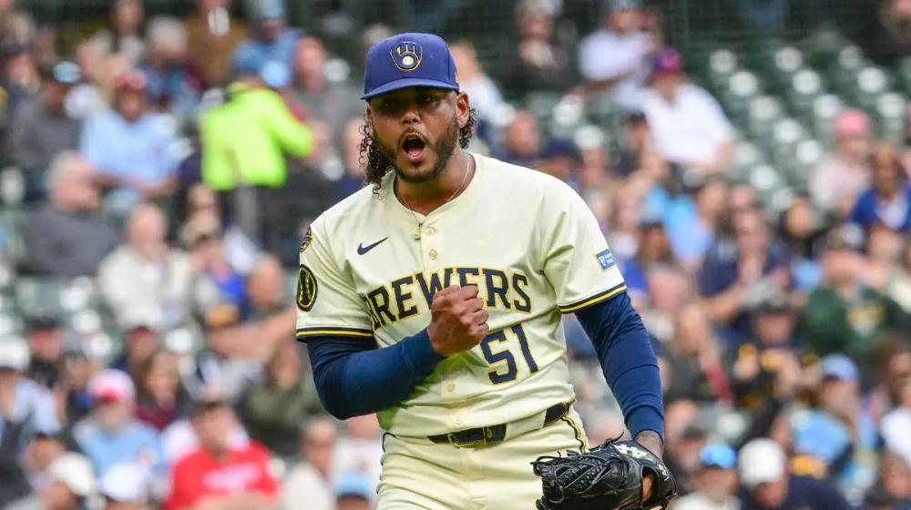 Freddy Peralta celebra tras mantener su racha sin permitir carreras, que ya suma 29 entradas consecutivas con los Cerveceros.