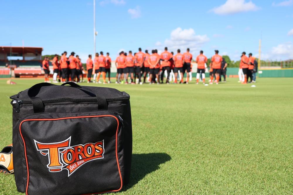Jugadores de los Toros del Este durante la primera jornada del Early Camp en el Estadio Francisco Micheli, inicio oficial de la preparación para la temporada 2025-26.