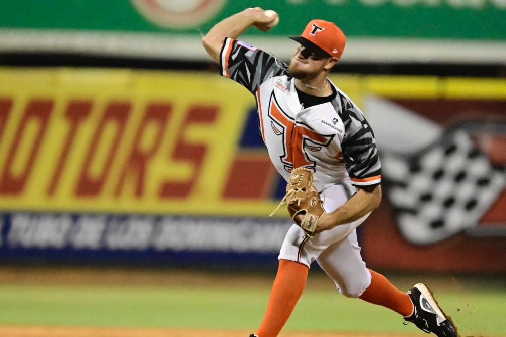 Tyler Eppler, lanzador norteamericano de los Toros del Este, en plena acción durante un partido en el Estadio Francisco Micheli de La Romana.