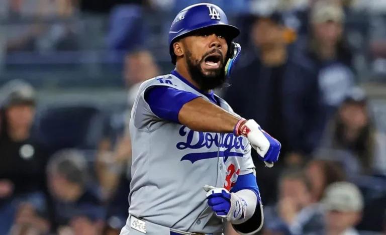Teóscar Hernández celebra su jonrón de tres carreras con los Dodgers durante el primer juego de la Serie Divisional ante los Filis de Filadelfia.