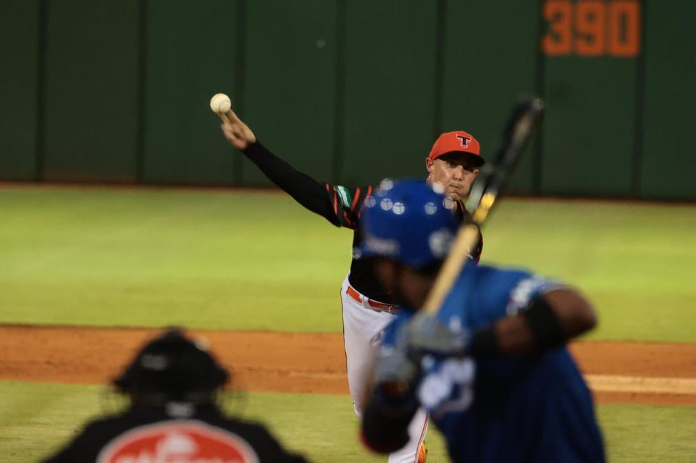 El lanzador Aaron Sánchez tuvo una destacada apertura de seis entradas de una carrera ante los Tigres del Licey, en el partido celebrado en el Estadio Francisco A. Micheli de La Romana.