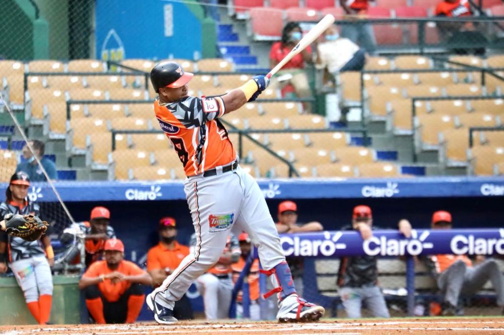 Ronaldo Hernández, receptor colombiano de los Toros del Este, conecta durante un turno al bate en la LIDOM.