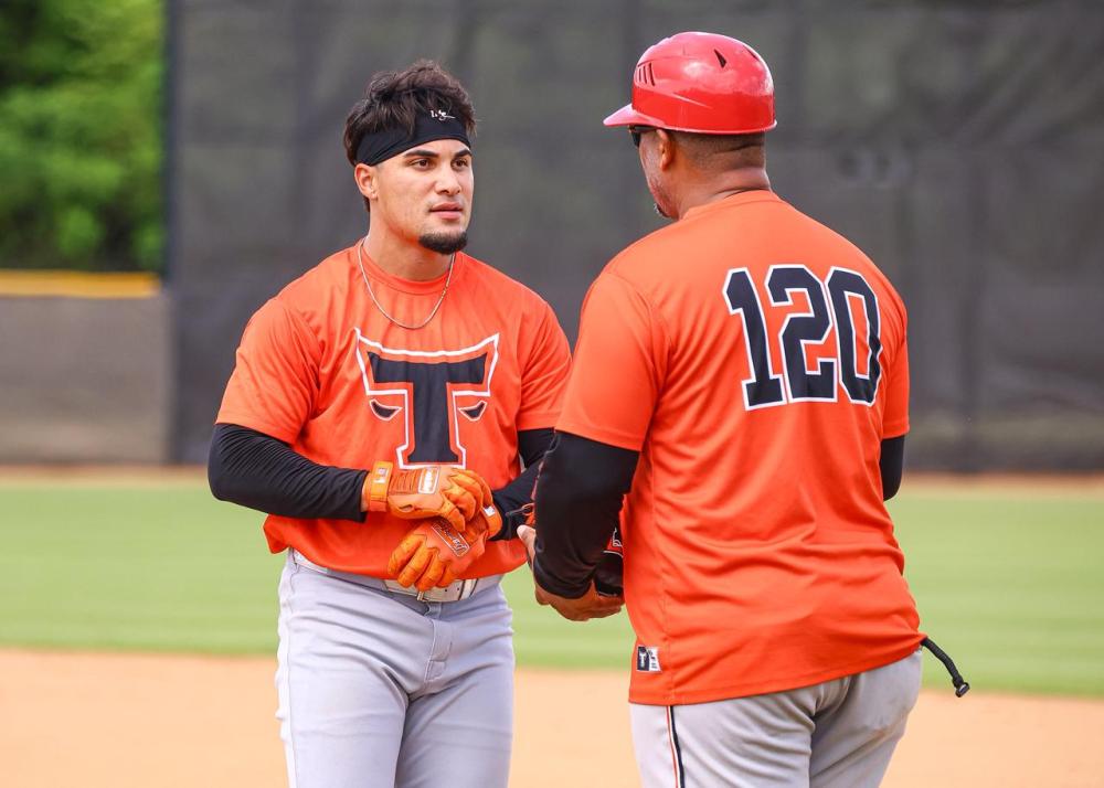 Bryan Torres conversa con un integrante del cuerpo técnico durante los entrenamientos de los Toros del Este en el estadio Francisco A. Micheli.