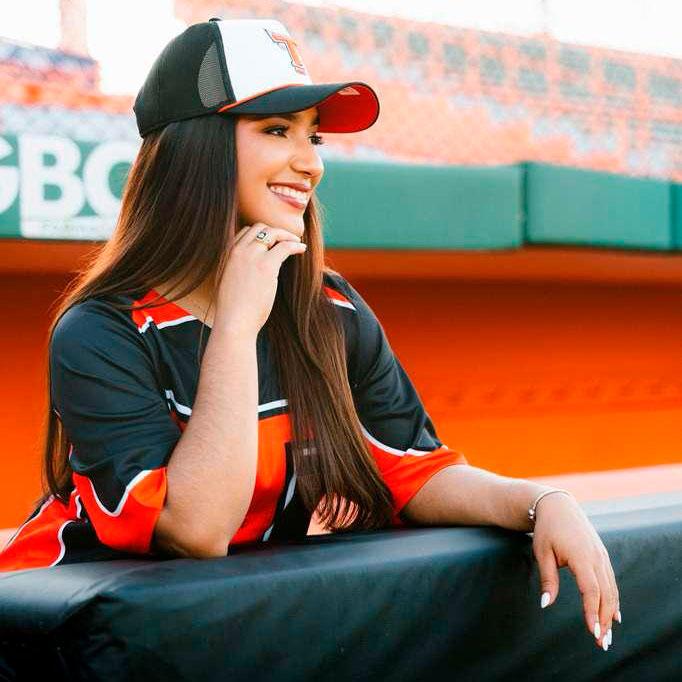 Davianny Castro, nueva Madrina de los Toros del Este para la temporada 2025-26, posa en el estadio Francisco Micheli de La Romana con el uniforme del equipo taurino.