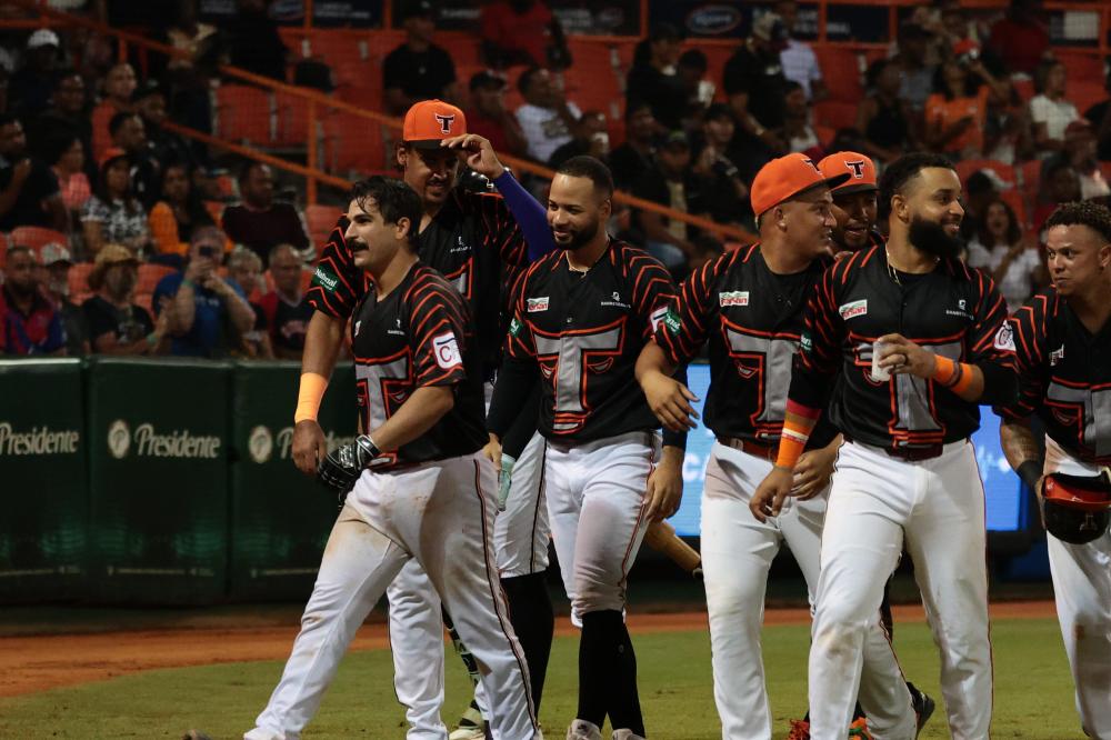 Torres y Gasper jonronean en revés de Toros ante Águilas