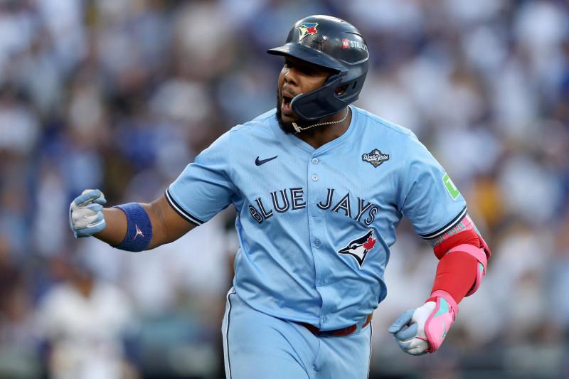 Vladimir Guerrero Jr. celebra tras conectar un jonrón con los Blue Jays durante la Serie Mundial 2025.