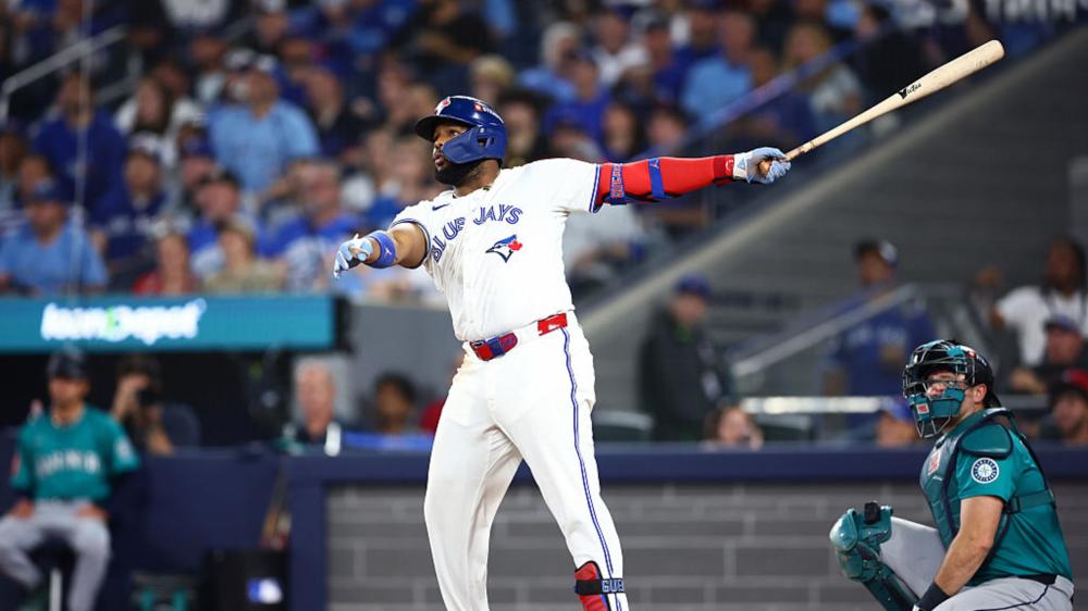 Vladimir Guerrero Jr. observa el vuelo de la pelota tras conectar su jonrón solitario durante el Juego 6 de la Serie de Campeonato de la Liga Americana, celebrado en el Rogers Centre de Toronto.