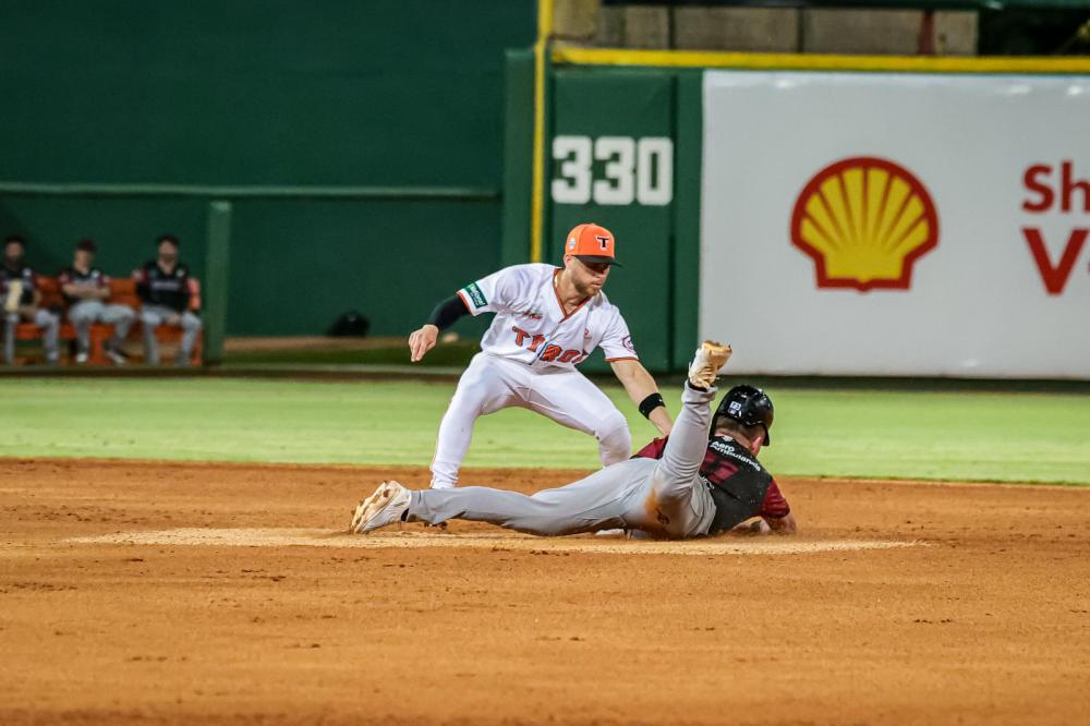 Acción defensiva de los Toros del Este durante el partido celebrado en el Estadio Francisco A. Micheli, en La Romana.