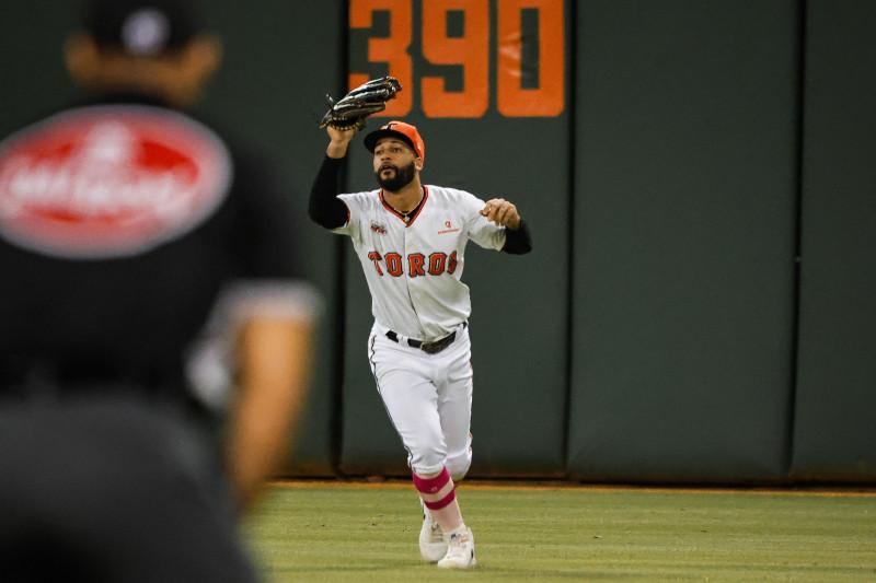 Gilberto Celestino, jardinero central de los Toros del Este, destaca por su defensa élite en los jardines durante la temporada 2025, consolidándose como uno de los referentes defensivos del torneo.