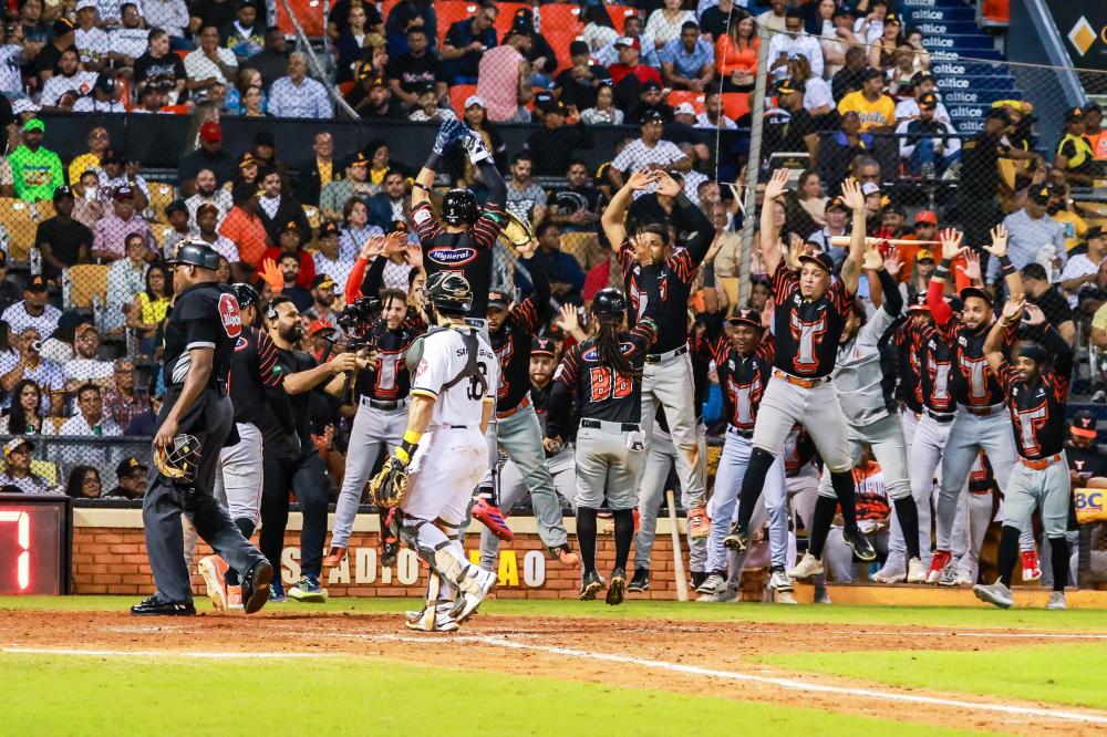 Toros ganan reñido partido ante Águilas en Santiago