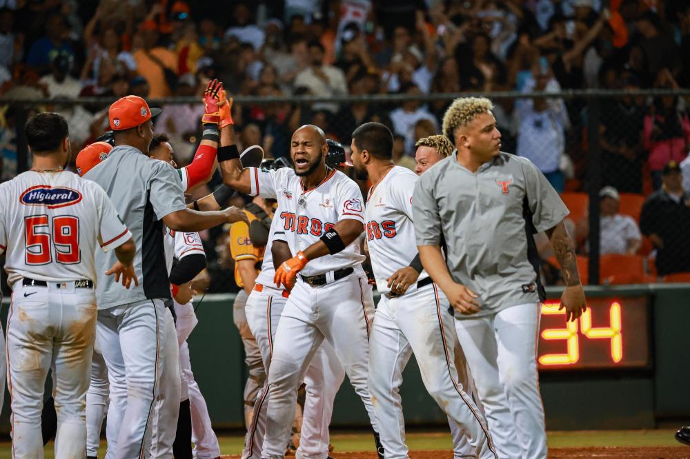De la Cruz ataca de nuevo y decide remontada Toros sobre Aguilas