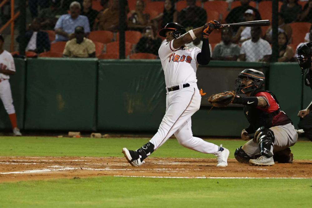 Bryan de la Cruz conecta batazo de poder con los Toros del Este, confirmando su gran momento ofensivo en la LIDOM y su liderazgo en la alineación taurina.