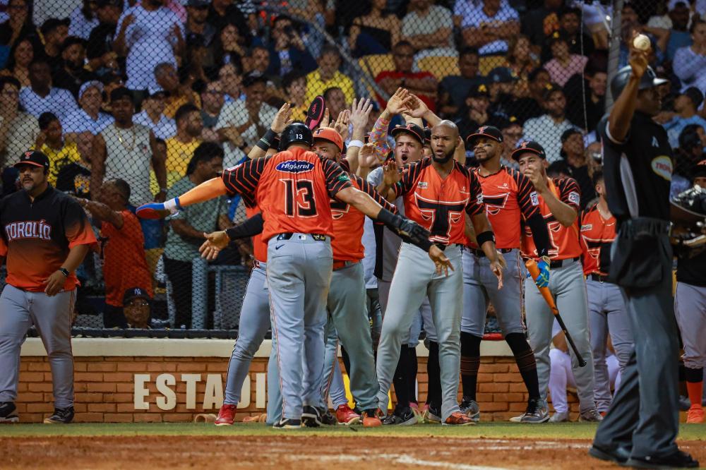 Toros blanquean a las Águilas y quedan solos en segundo lugar