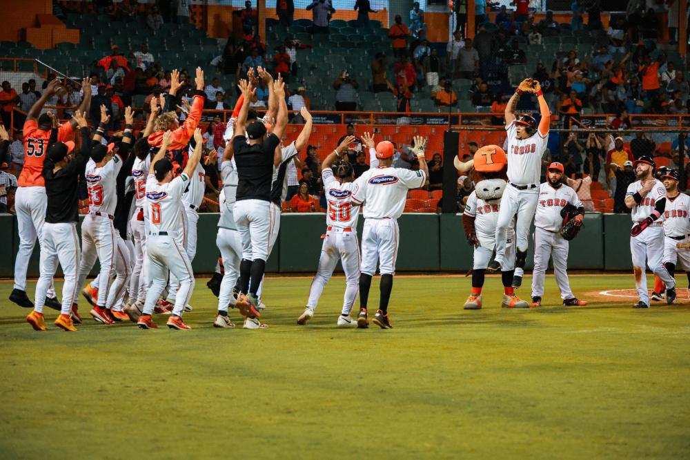 Toros remontan ante Leones guiados por Yairo y siguen firmes en 2º