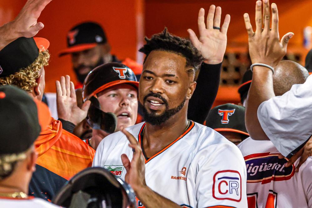 Eloy Jim&eacute;nez celebra con sus compa&ntilde;eros tras una jugada clave, reflejando liderazgo y energ&iacute;a en el dugout de los Toros del Este durante el Round Robin.