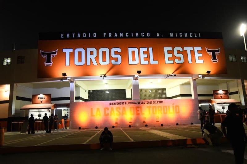 El Estadio Francisco A. Micheli, iluminado en la noche romanense, recibe a los fan&aacute;ticos en el Corral de los Toros, casa de los Toros del Este y uno de los escenarios m&aacute;s emblem&aacute;ticos del b&eacute;isbol profesional dominicano.