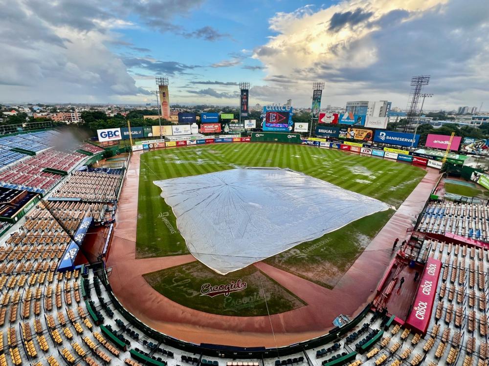 El Estadio Quisqueya cubierto por lluvia antes del Juego 3 de la Serie Final, que fue reprogramado conforme al reglamento de Lidom.
