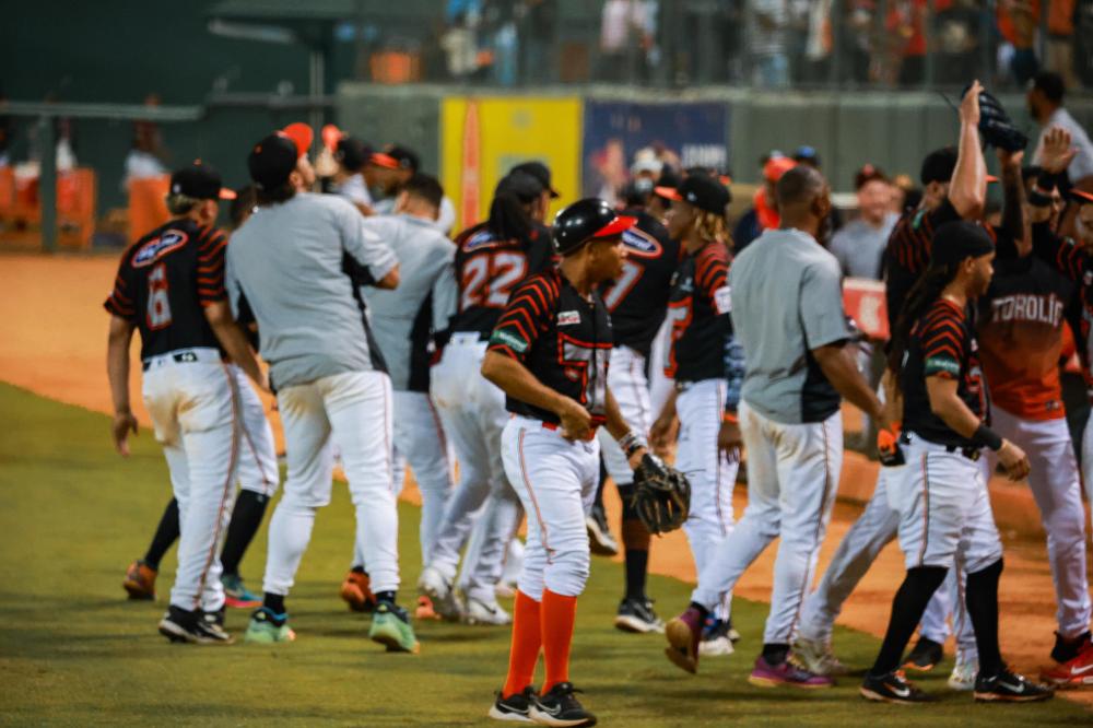 Los Toros del Este celebran en el terreno del Estadio Francisco A. Micheli tras sellar una dram&aacute;tica victoria ante las &Aacute;guilas Cibae&ntilde;as y asegurar su pase a la Serie Final.
