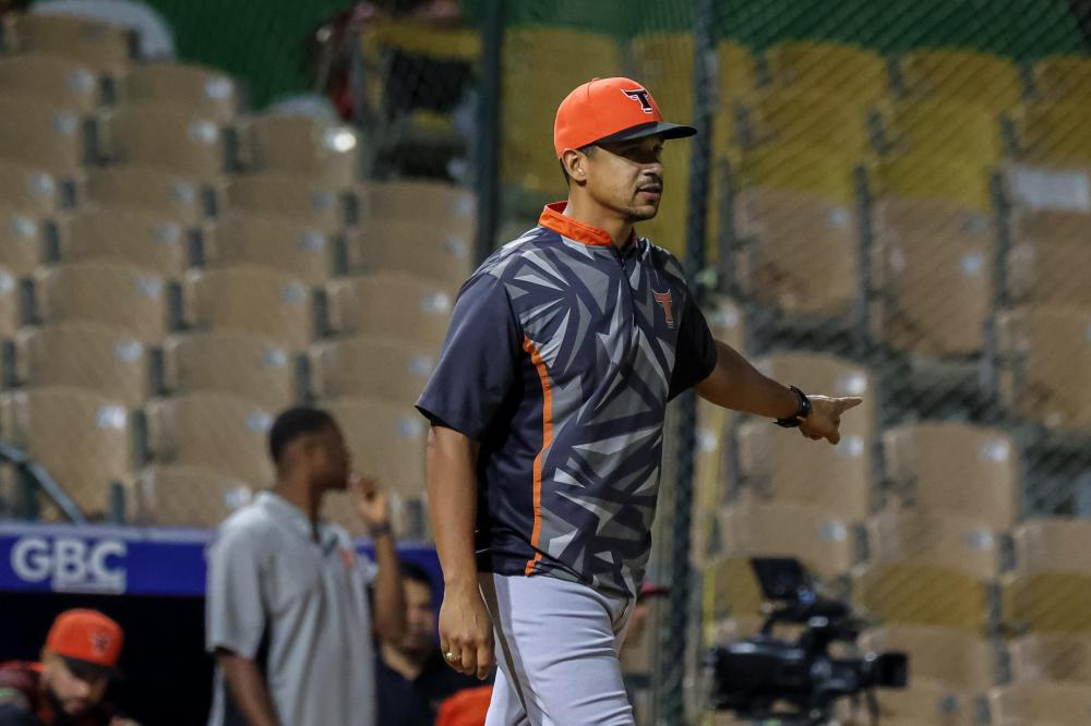V&iacute;ctor Est&eacute;vez da indicaciones desde el dugout durante el partido que sell&oacute; el pase de los Toros del Este a la serie final, reflejo del liderazgo y la entrega que han marcado al equipo en esta etapa decisiva.