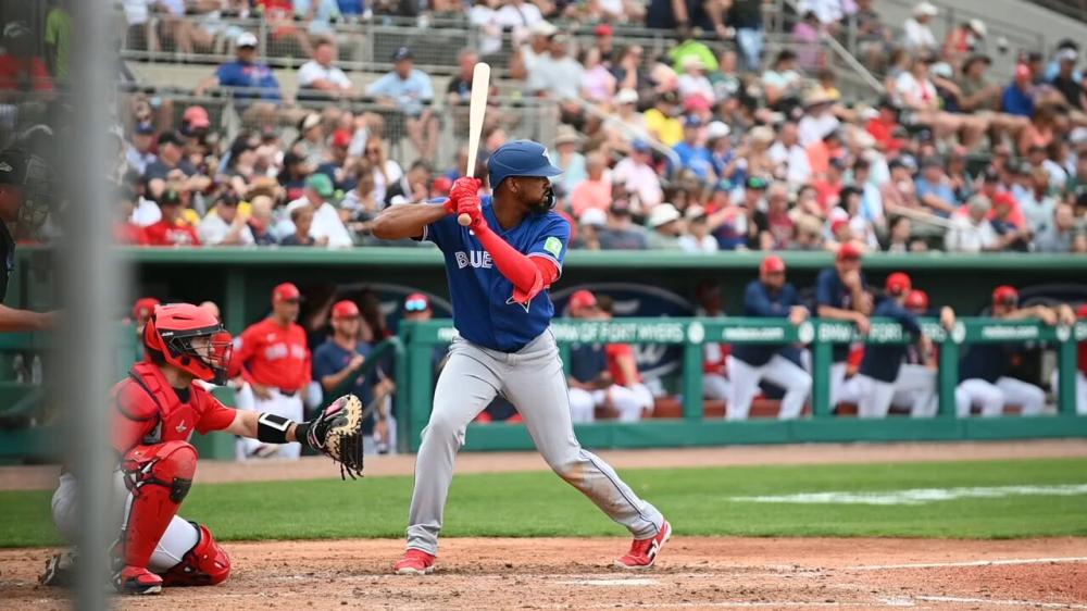 Eloy Jim&eacute;nez en el plato durante un juego de pretemporada de los Toronto Blue Jays frente a los Boston Red Sox en el JetBlue Park de Fort Myers, Florida.