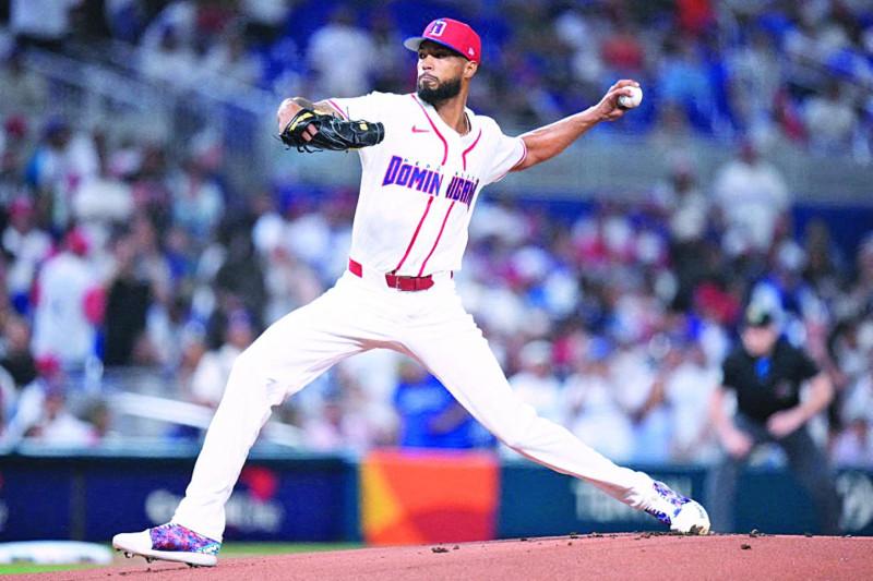 Cristopher S&aacute;nchez realiza su mec&aacute;nica de lanzamiento durante un partido con la selecci&oacute;n de Rep&uacute;blica Dominicana en el Cl&aacute;sico Mundial de B&eacute;isbol.