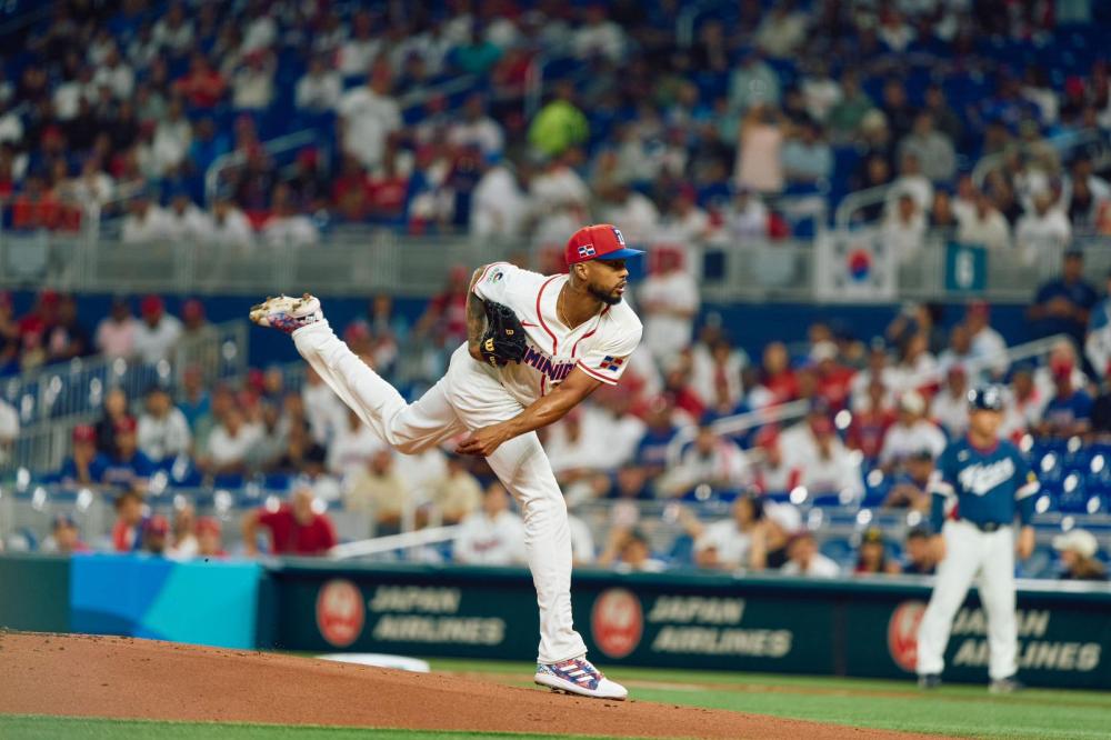 Cristopher S&aacute;nchez ejecuta su lanzamiento durante el partido en el que Rep&uacute;blica Dominicana derrot&oacute; por nocaut 10-0 a Corea del Sur en los cuartos de final del Cl&aacute;sico Mundial de B&eacute;isbol 2026.