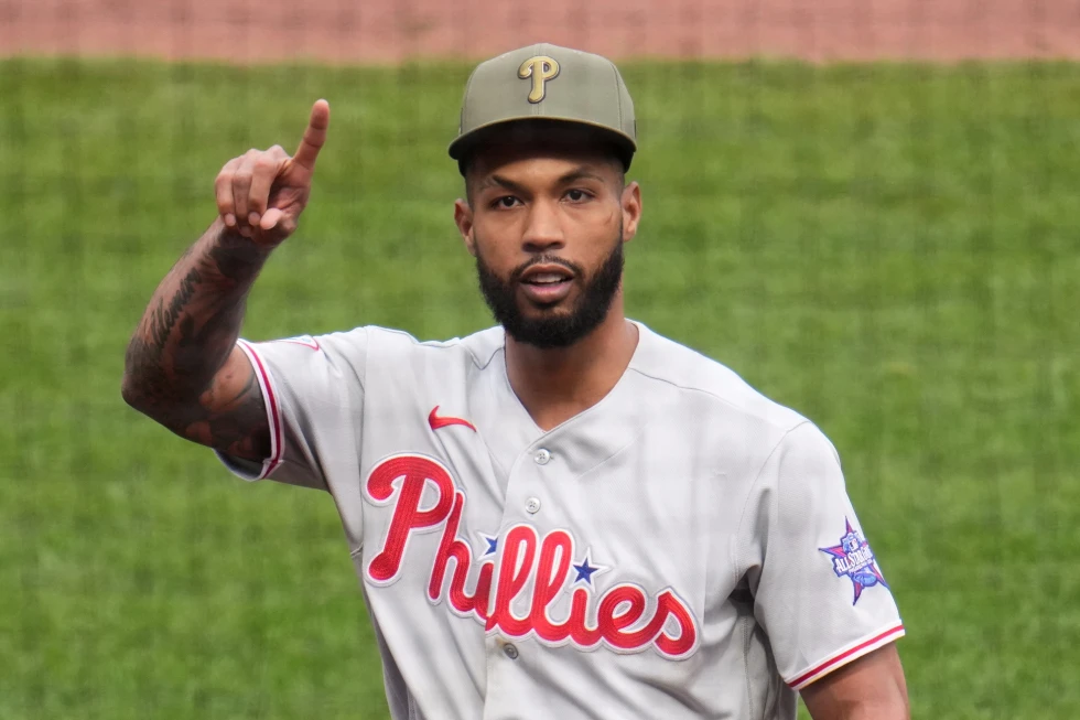 Cristopher S&aacute;nchez, de los Filis de Filadelfia, agradece al p&uacute;blico durante el encuentro del s&aacute;bado 16 de mayo de 2026 ante los Piratas de Pittsburgh. (AP Foto/Gene J. Puskar)