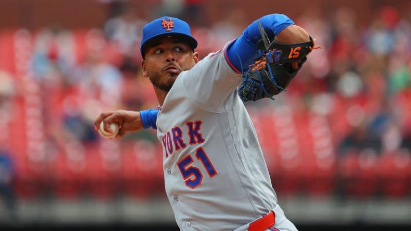 Freddy Peralta realiza un lanzamiento durante su apertura con los Mets de Nueva York, en una actuaci&oacute;n de seis entradas y seis ponches que contribuy&oacute; a la victoria 7-1 sobre los Marineros de Seattle.