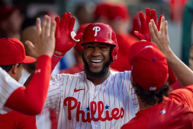 Bryan de la Cruz es felicitado por sus compa&ntilde;eros de los Filis tras pegar un jonr&oacute;n en el quinto inning del encuentro ante los Dodgers
