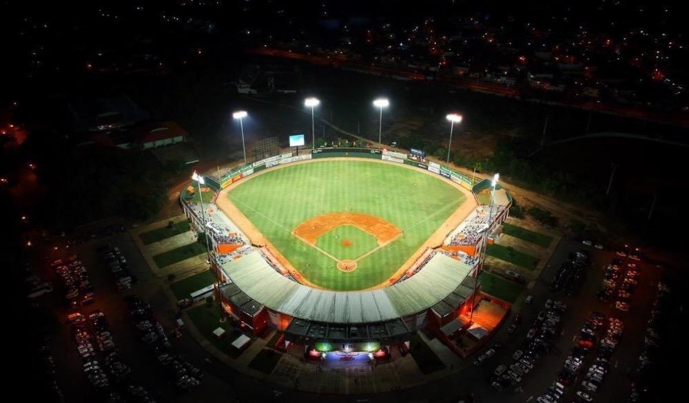 Vista a&eacute;rea nocturna del estadio Francisco A. Micheli, hogar de los Toros del Este en La Romana, durante un partido de b&eacute;isbol.