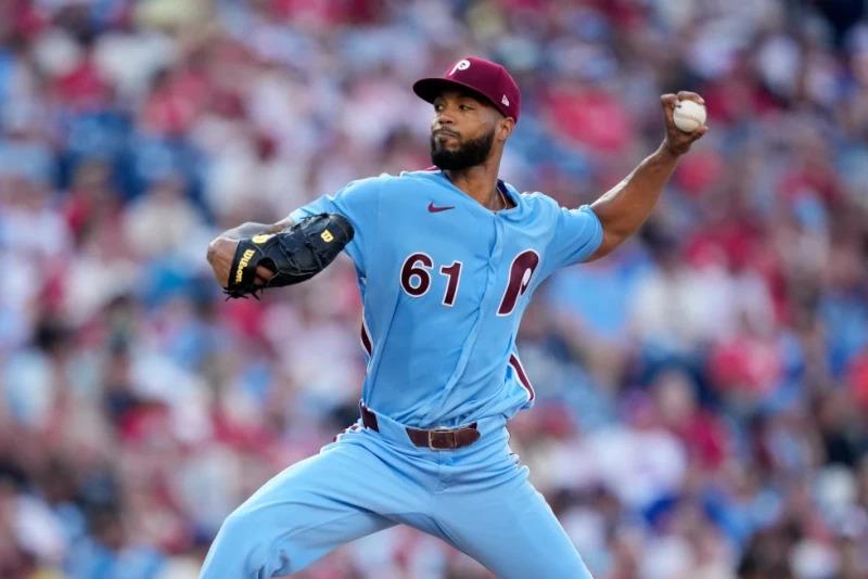 El dominicano Cristopher S&aacute;nchez, de los Filis de Filadelfia, realiza un lanzamiento durante el partido ante los Nacionales de Washington, el 6 de agosto de 2026, encuentro en el que se convirti&oacute; en el primer ganador de 15 juegos en las Grandes Ligas esta temporada.