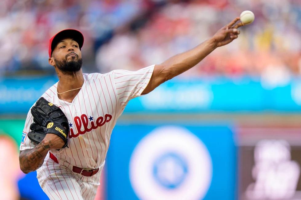 Cristopher S&aacute;nchez realiza un lanzamiento durante su apertura con los Filis de Filadelfia. El dominicano alcanz&oacute; su victoria n&uacute;mero 16 de la temporada.