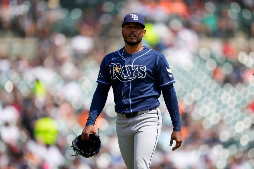 Freddy Peralta, lanzador dominicano de los Rays de Tampa Bay, durante un partido de Grandes Ligas.