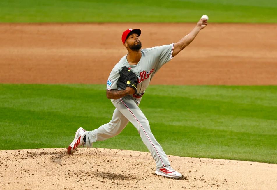 El abridor dominicano de los Filis trabaj&oacute; 6 1/3 entradas y consigui&oacute; su 18.&ordf; victoria de la temporada, la mayor cantidad en las Grandes Ligas, en el triunfo 7-2 sobre los Mets.