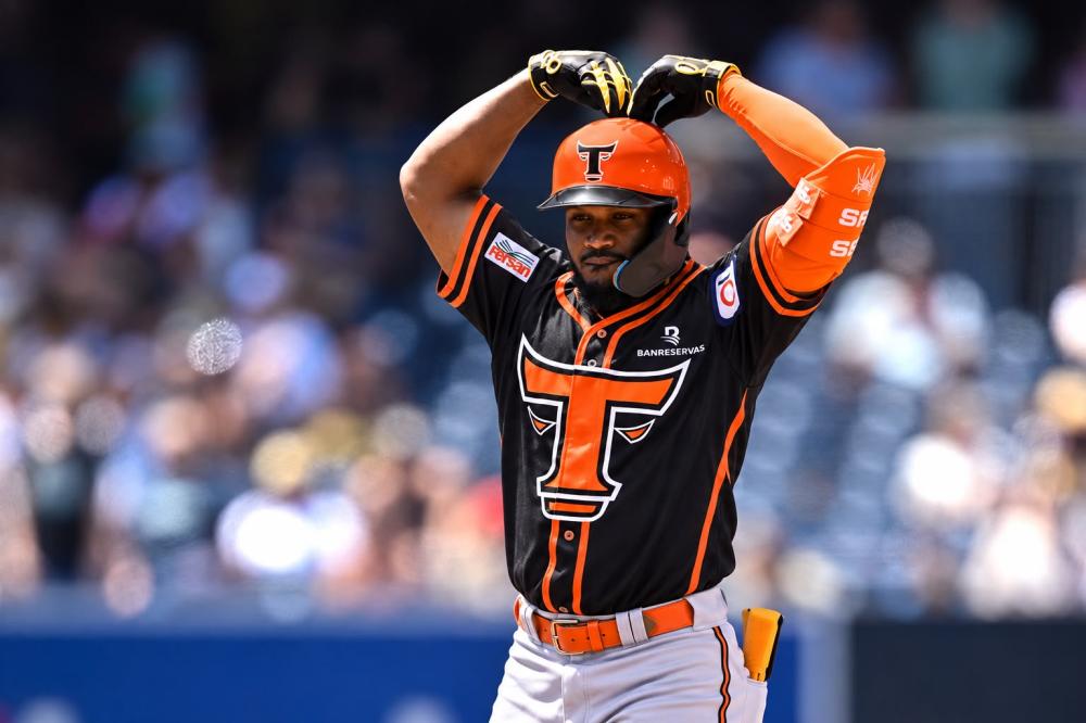 Toros adquieren de vuelta a Eguy Rosario en cambio desde los Leones