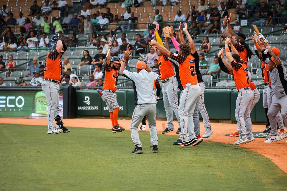 Toros se imponen a Estrellas con jonrones de Urbáez y Rodríguez